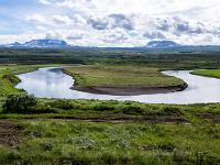 Mäandernde Gilsá mit Bergen an den Ostfjorden